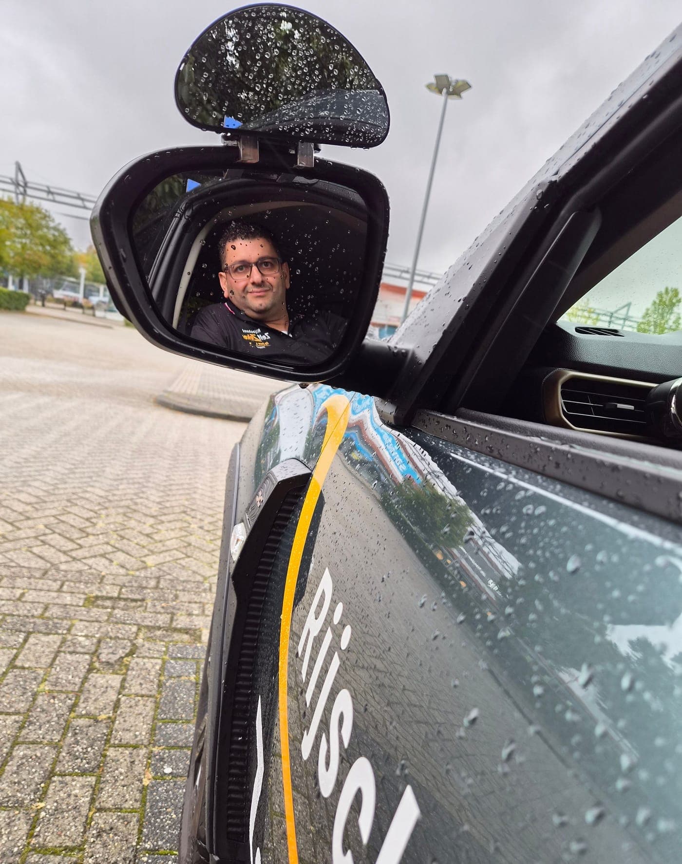 Rani in de spiegel van de lesauto