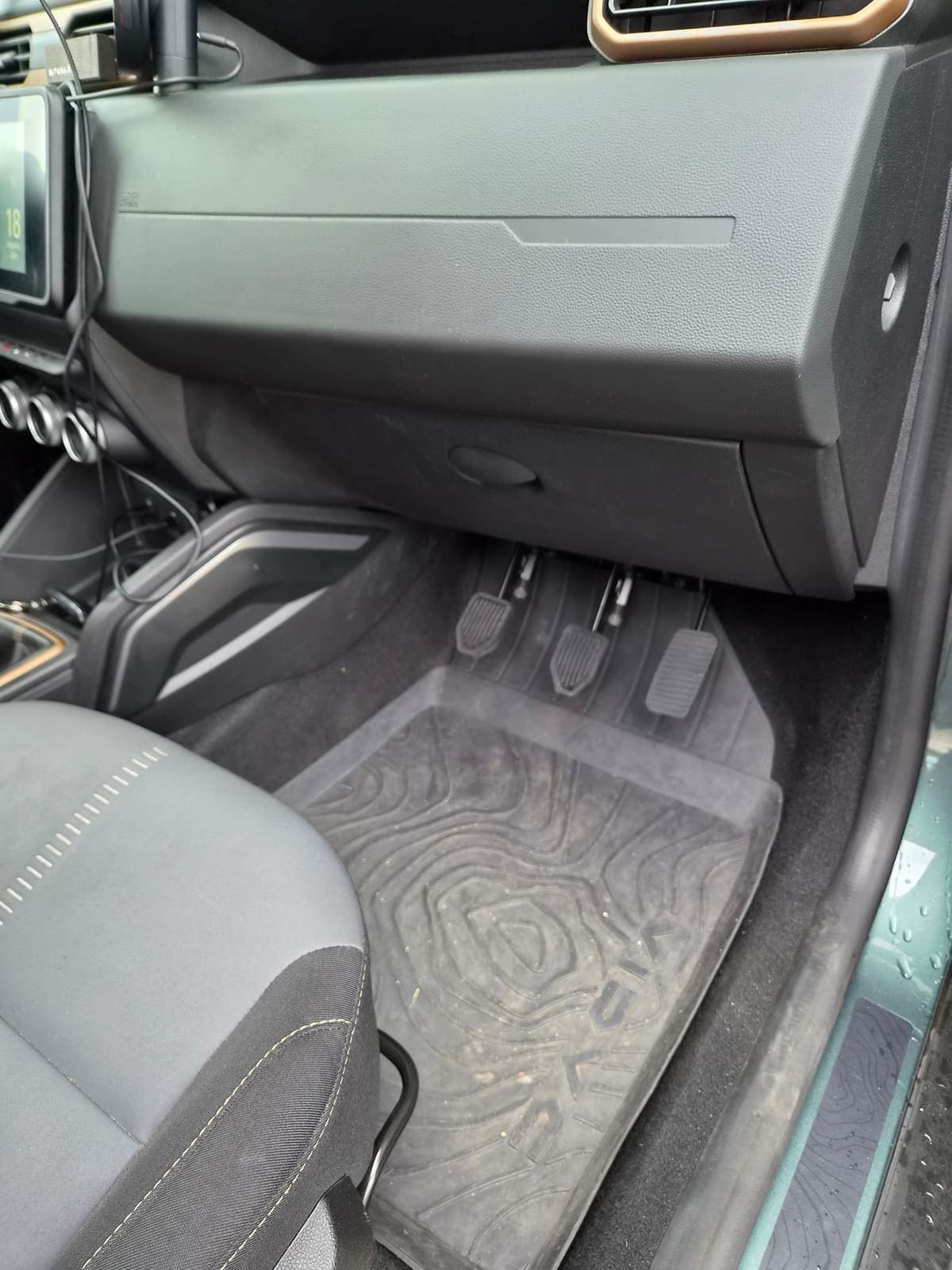 Interieur met pedalen van de lesauto
