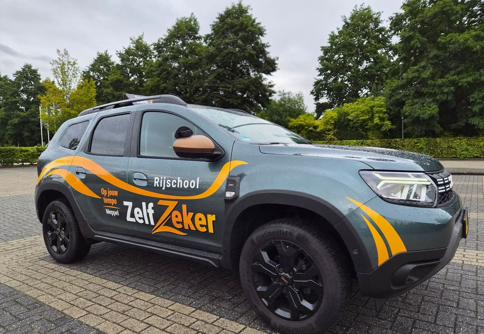 De ZelfZeker-lesauto schuin van voren