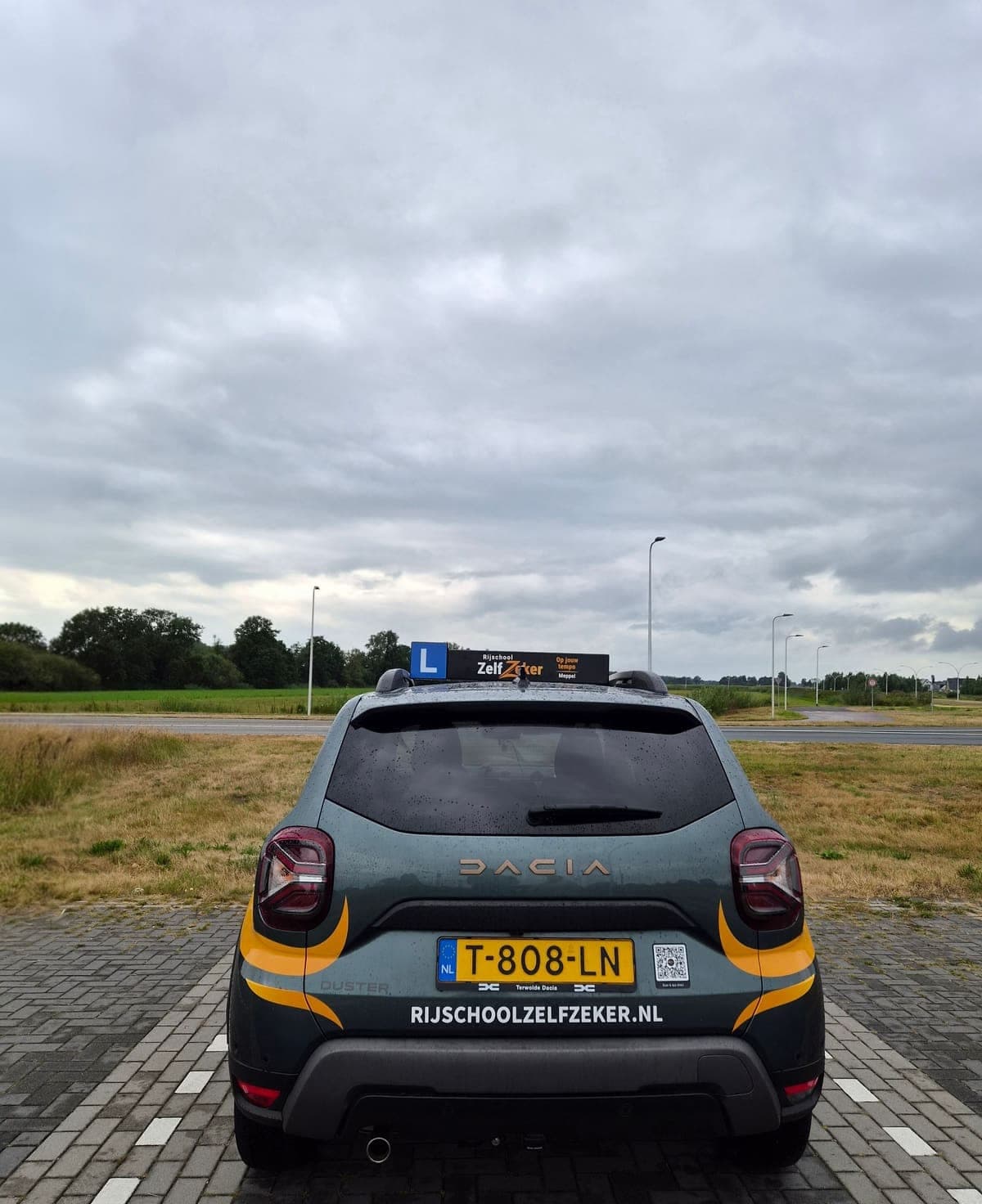 De achterkant van de lesauto