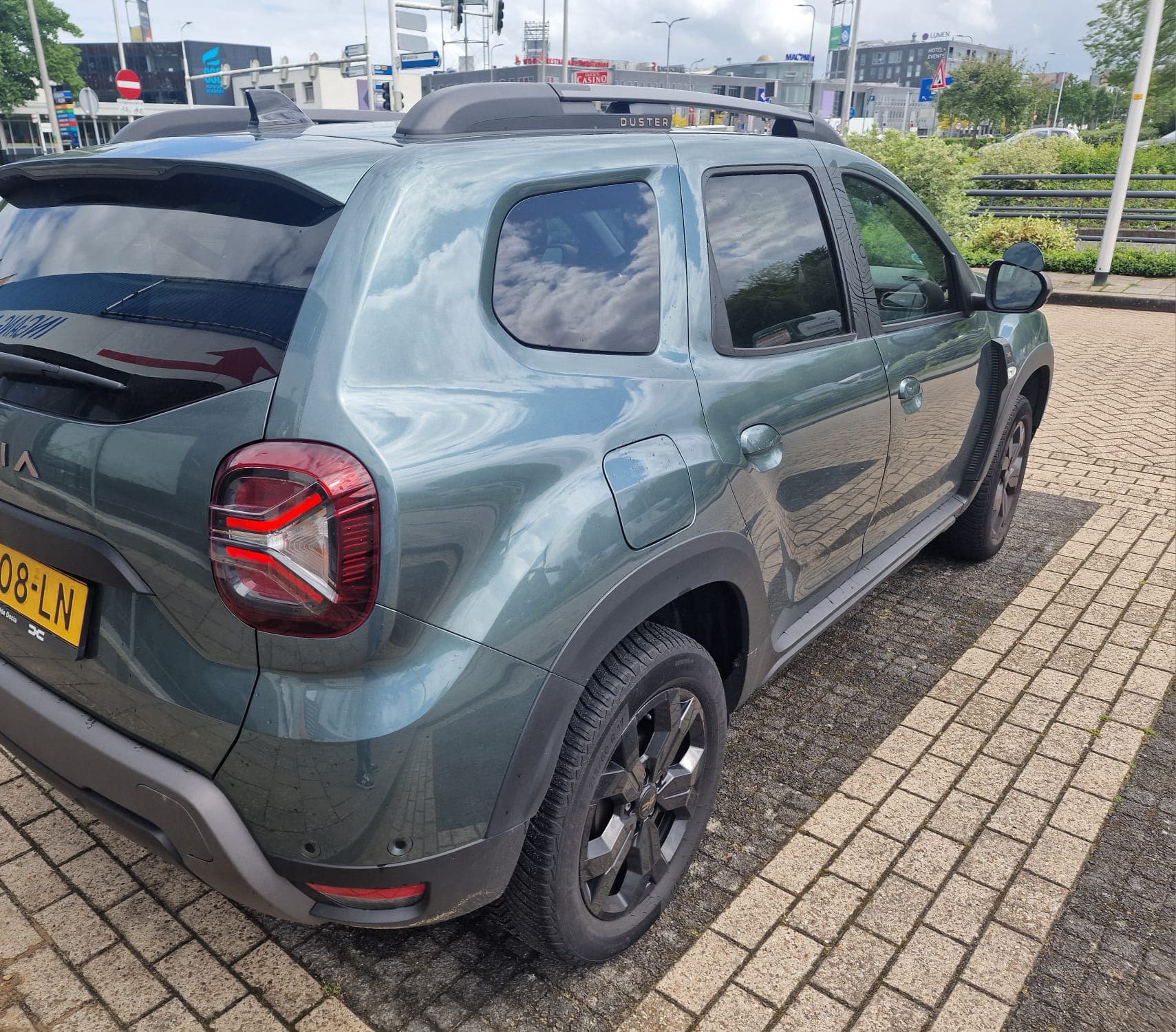 Dacia Duster lesauto van Rijschool ZelfZeker, achteraanzicht