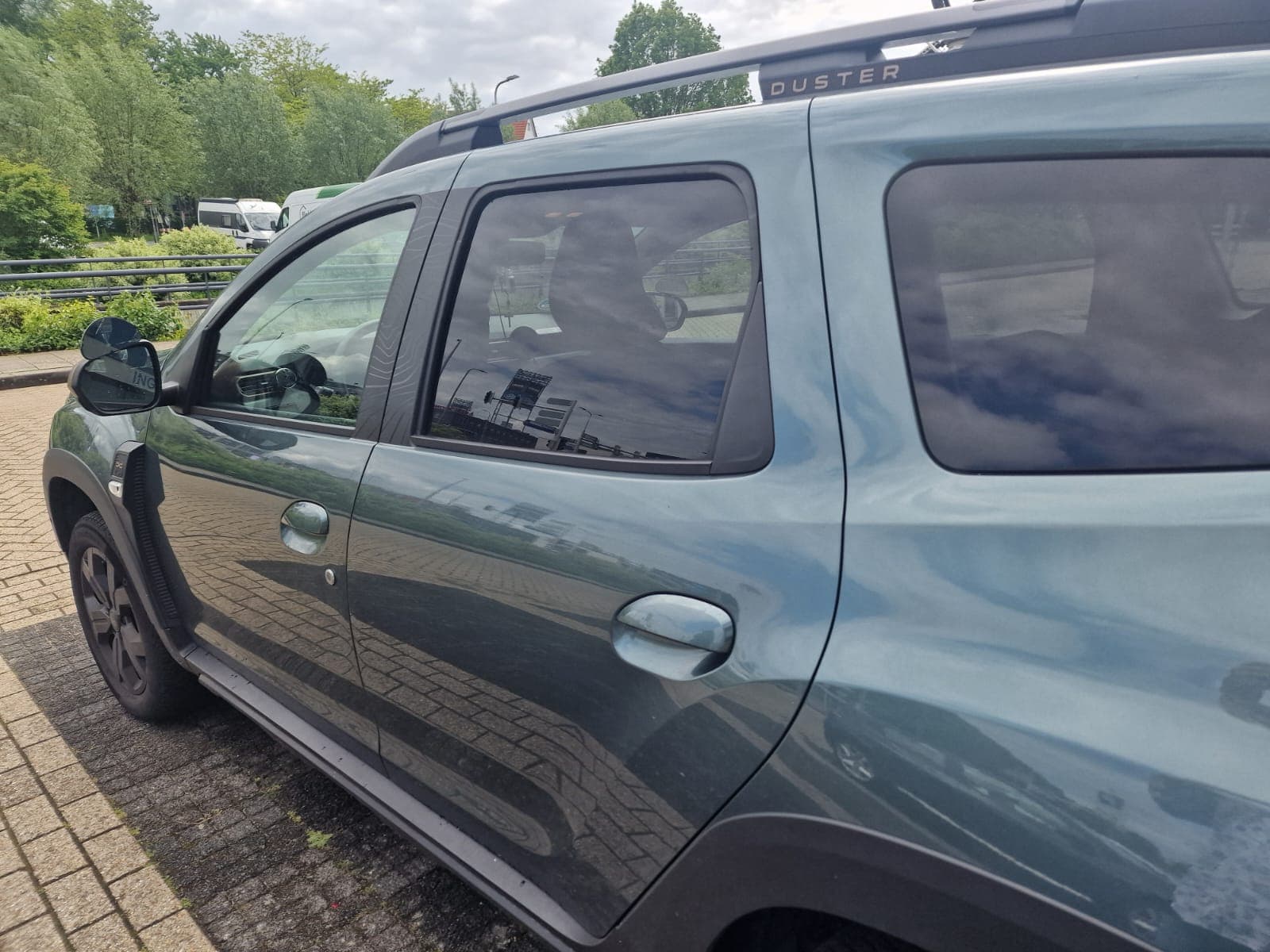 Dacia Duster lesauto met L-bord, vooraanzicht
