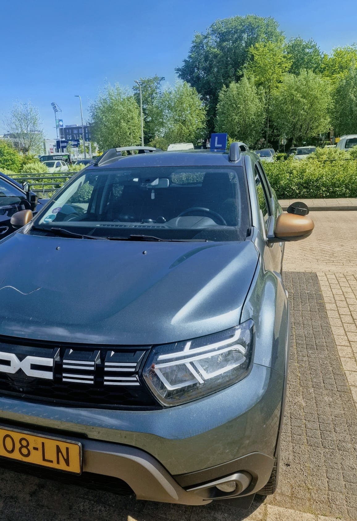 Dacia Duster lesauto van opzij